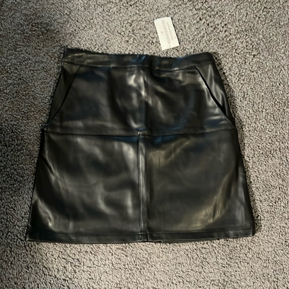 Faux leather mini skirt with side pockets and zipper closure! NWT